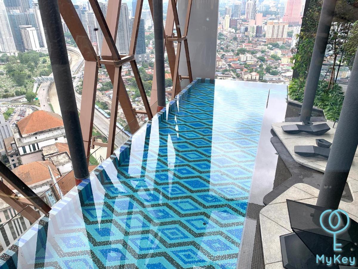 Scarletz Suites Klcc By Mykey Global Kuala Lumpur Esterno foto Infinity pool at the 39th floor