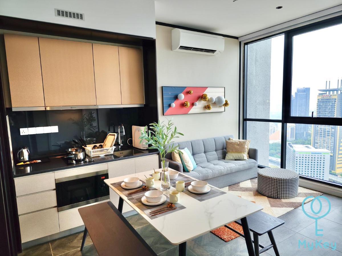 Scarletz Suites Klcc By Mykey Global Kuala Lumpur Esterno foto A typical apartment in the complex