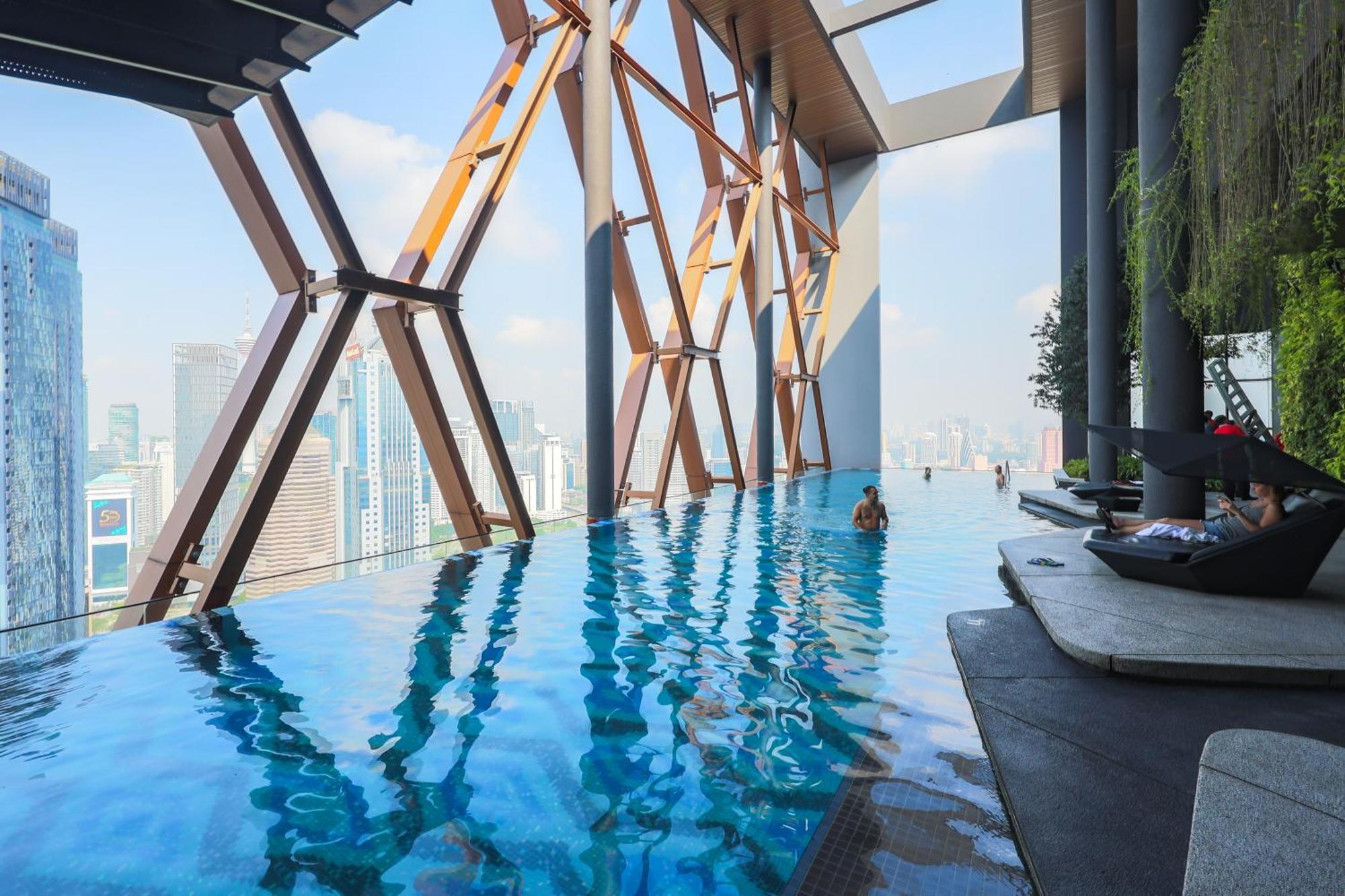 Scarletz Suites Klcc By Mykey Global Kuala Lumpur Esterno foto The pool at the 39th floor