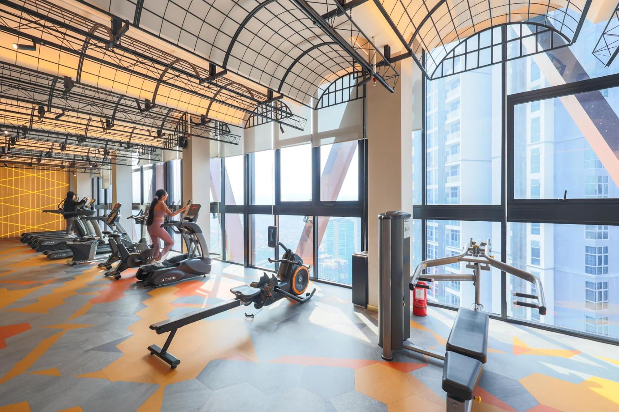 Scarletz Suites Klcc By Mykey Global Kuala Lumpur Esterno foto The gym at the 100-metre high Sky Garden